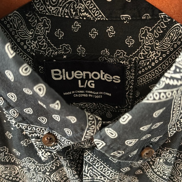 Bandana-print casual shirt with brown buttons - Picture 2 of 4